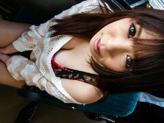 Asiatique, Beauté, Brunette brune, En levrette, Japonaise, Public, Train, Vibromasseur