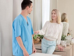 18 ans, Sucer une bite, En levrette, Massage, Seins naturels, Maigrichonne, Adolescente, Nénés