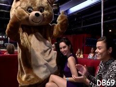 Sucer une bite, Tir de sperme, Groupe, Hd, Interracial, Rousse roux, Adolescente, Nénés