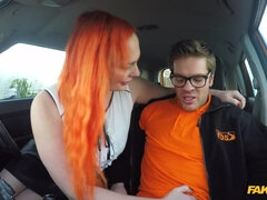 Enthousiasteling, Grote lul, Auto, Hondjeshouding, Handbeurt, Masturbatie, Buiten, Roodharige vrouw