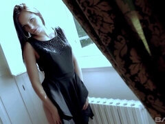 Gros cul, Gros seins, Brunette brune, Doigter, Maigrichonne, Solo, Dénudage, Adolescente