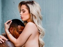 黒人, ブロンド, フェラチオ, チン, 手コキする, ハードコア, 淫乱熟女, タトゥー