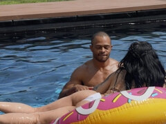 デカチン, デカパイ, フェラチオ, 変態趣向, プール, 剃毛, シーメール, 濡れ