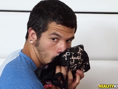 Amateur, Chambre à dormir, Noire, Sucer une bite, Dingue, Énorme, Bite énorme, Piercing