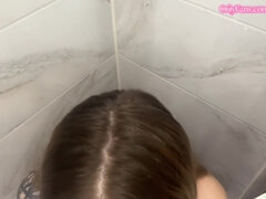 Blondine, Blasen, Sperma im mund, Freundin, Handjob, Solo, Schlucken, Toilette