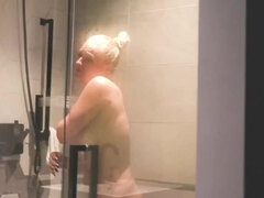 Grote kont, Blond, Pijpbeurt, Man die toekijkt, Lul, Interraciaal, Rijpe lesbienne, Douche