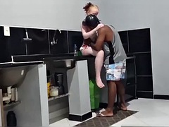 Leie, Grosser schwanz, Geschnappt, Interrassisch, Küssen, Küche, Titten, Ehefrau