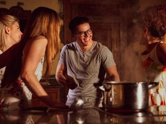 Grosser schwanz, Blasen, Hundestellung, Flotter vierer, Küssen, Zierlich, Jungendliche (18+), Titten