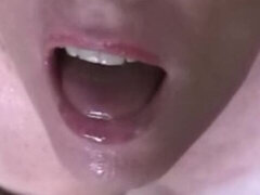 Enthousiasteling, Blond, Pijpbeurt, Sperma shot, Sperma in gezicht, Handbeurt, Rijpe lesbienne, Moeder die ik wil neuken