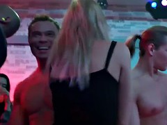 Enthousiasteling, Pijpbeurt, Naakte man aangeklede vrouw, Handbeurt, Orgie, Feest, Zuigen, Tiener