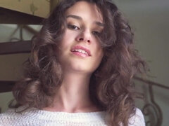 Brunette brune, En levrette, Doigter, Talons, Masturbation, Mamelons bombés, Solo, Adolescente