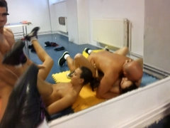 18 ans, Cul, Sucer une bite, Brunette brune, En levrette, Groupe, Nue  à poil, Dénudage