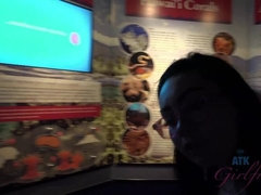 Brunette brune, Voiture, Petite amie, Masturbation, Orgasme, De plein air, Public, Voyeur