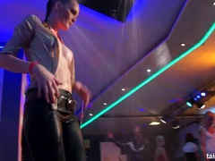 衣服着たままセックス, ダンス, 人形, オージー, パーティ, ポルノスター, シャワー, 濡れ