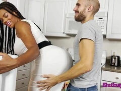 Chambre à dormir, Gros cul, Grosse bite, Gros seins, Sucer une bite, Brunette brune, En levrette, Interracial