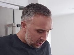 Sucer une bite, Tromperie, En levrette, Faciale, Hd, Seins naturels, Chevaucher, Adolescente