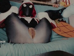 Spider Gwen cosplay teen tantalizing her hairy pussy