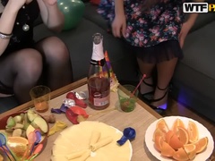 Rubia, Morena, Universidad, Tacones, Lesbiana, Ducha, Medias largas, Tatuaje