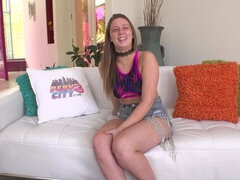 Brunette brune, Béant, Poilue, Seins naturels, Dénudage, Adolescente, Nénés, Jouets