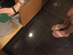 Enthousiasteling, Badkamer, Flashing, Vriendin, Orgasme, Gezichtspunt, Roken, Nat