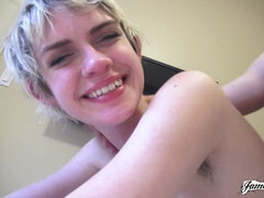 Enthousiasteling, Grote kont, Grote lul, Pijpbeurt, Hondjeshouding, Kort haar, Tiener, Tieten likken