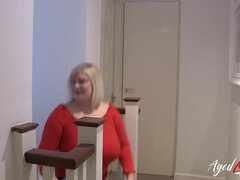 Brits, Rondborstig, Omie, Hardcore, Rijpe lesbienne, Natuurlijke tieten, Trio, Tieten likken