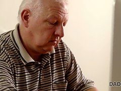 Sucer une bite, Éjaculation interne, Tchèque, Papa, Doigter, Léchez, Fils, Adolescente