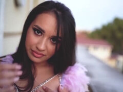 Leie, Schlafzimmer, Grosse titten, Braunhaarige, Fingern, Lingerie, Masturbation, Entkleiden