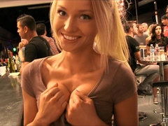 Schmutzig, Absätze, Masturbation, Orgasmus, Öffentlich, Solo, Weibliche ejakulation, Unter dem rock