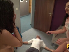 Leanne Lace and Aaeysha get their tight holes drilled