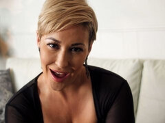 デカパイ, 手コキする, 下着, オナニー, 淫乱熟女, 剃毛, ショートヘア, 一人