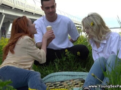 18 ans, Européenne, Hard, Embrassement, Orgie, Rousse roux, Rasée, Plan cul à trois