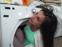 18 ans, Nana, Brunette brune, Tir de sperme, Marrant, Branlette thaïlandaise, Hard, Adolescente