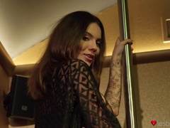 Noire, Brunette brune, Lesbienne, Léchez, Seins naturels, Chatte, Jupe, Tatouage