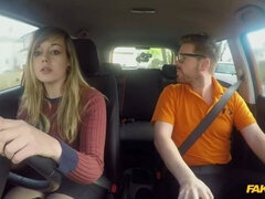 Gros seins, Sucer une bite, Voiture, En levrette, Doigter, Branlette thaïlandaise, De plein air, Chatte