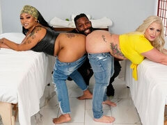 Noire, Sucer une bite, Grosse, 2 femmes 1 homme, Interracial, Massage, Mère que j'aimerais baiser, Tatouage