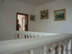 Nach einigem Zögern spreizt Beine für BFs ungezogenen