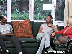 Grote mammen, Laarzen, Oudere vrouw, Omie, Interraciaal, Moeder die ik wil neuken, Trio