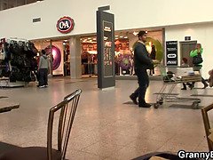 ブロンド, エロ熟女, イマラチオ, 手コキする, 熟年, 淫乱熟女, 母, 義母