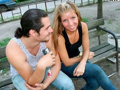 Blondine, Blasen, Hundestellung, Fingern, Handjob, Öffentlich, Rasiert, Dürr