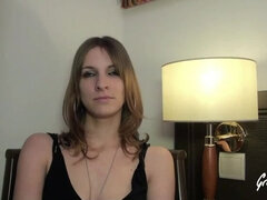 Leie, In den arsch, Braunhaarige, Pummelig, Französisch, Gruppensex, Milf, Flotter dreier