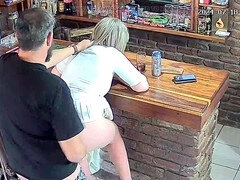 アメリカ人, 浮気者, 指いじり, インド人, 公共, スカート, スカートのぞき, 妻