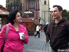 Blasen, Braunhaarige, Geile alte tussi, Kehlenfick, Oma, Handjob, Reif, Milf