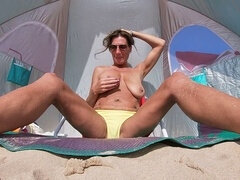 Leie, Strand, Bikini, Selbstgemacht, Masturbation, Milf, Natürlichen titten, Öffentlich