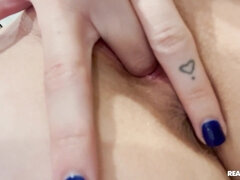 Entre bastidores, Tetona, Penetracion con puños, Tetas naturales, Orgasmo, Estrella porno, Chorro, Tatuaje