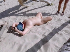 Leie, Strand, Hinter den kulissen, Grosse titten, Geile alte tussi, Milf, Nackt, Öffentlich