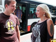 Gros cul, Grosse bite, Gros seins, Blonde, Sucer une bite, Bus, En levrette, De plein air