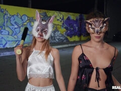 Americano, Corridas faciales, Penetracion con dedos, Atragantadas, Mascara, Tetas naturales, Al aire libre, Perforación