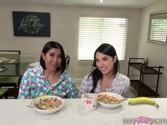 Chambre à dormir, Brunette brune, Fille, Lesbienne, Léchez, Masturbation, Dénudage, Nénés