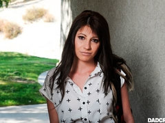 Sucer une bite, Brunette brune, Branlette thaïlandaise, Maman, Piercing, Pov, Rasée, Adolescente